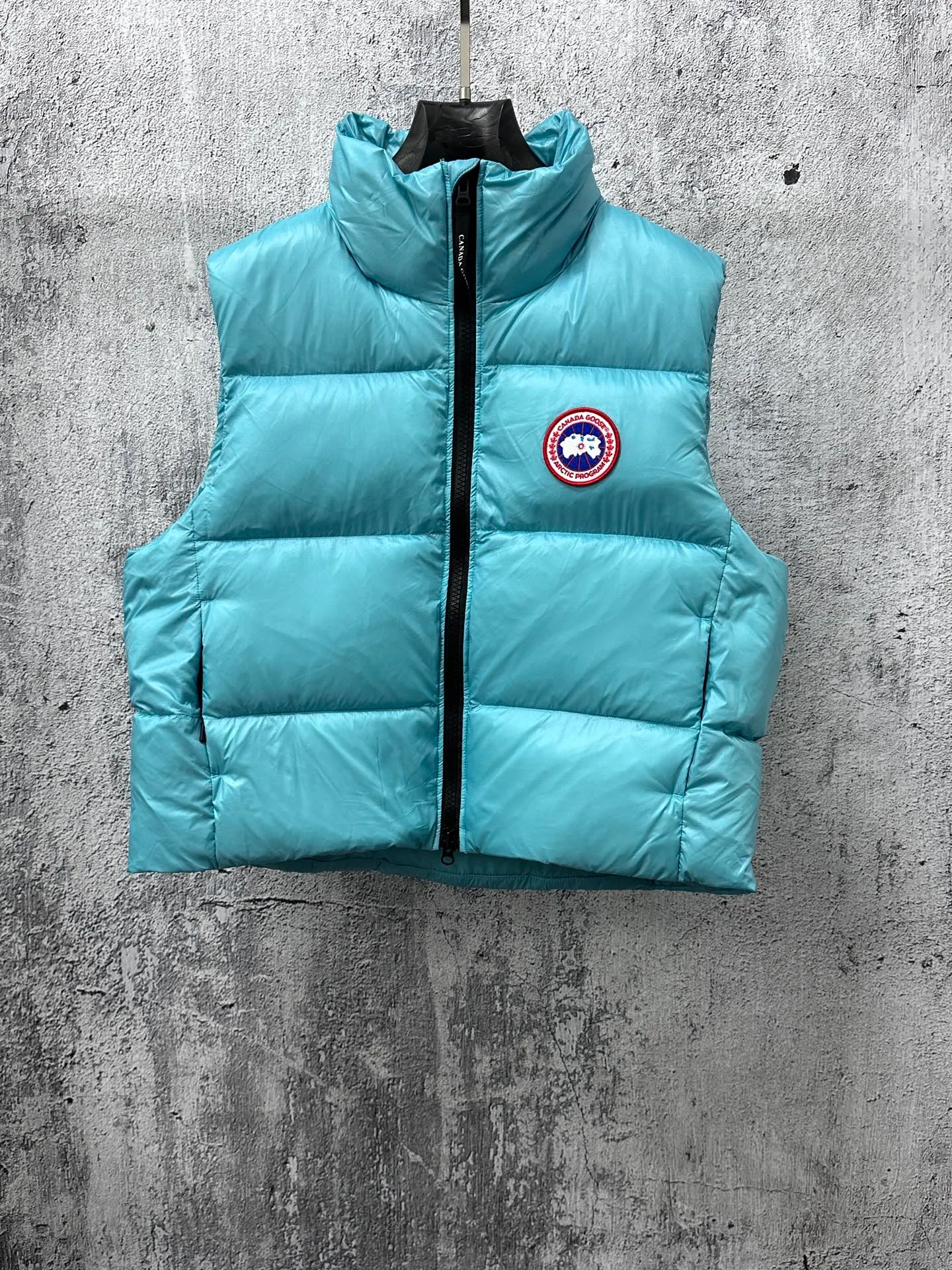 P560 [Canada Goose] Big Goose🦢Puff Down Vest has always been recognized as the warmest down jacket. Various Instagram celebrities, Internet celebrities, and celebrities often wear it for street photos. I make Canada Goose every year, but I still can't get rid of my love for it. No matter how cold the days are, there is no need to be afraid, because there is! Filled with 90% white duck down, it is the legendary warmest down jacket and is known as a must-have for Arctic outdoor sports! The most popular down jacket in the world, celebrities are rushing to buy it, it is a must-have! Size: XS-XL